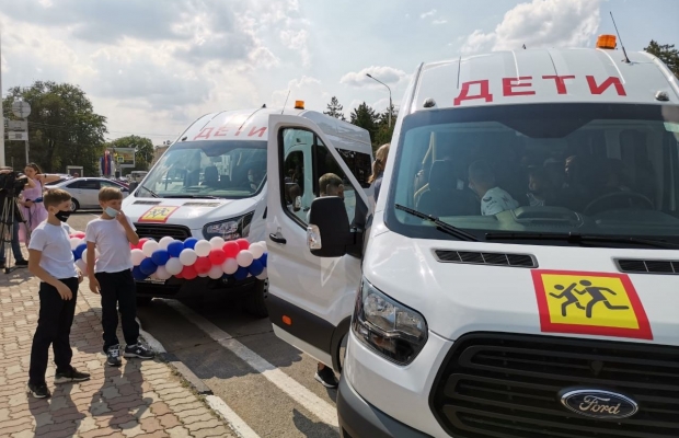 Две спортшколы Новочеркасска получили новые микроавтобусы